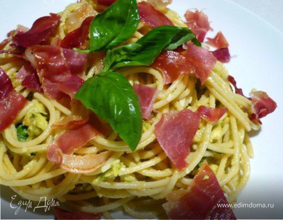 Спагетти с авокадо и прошутто