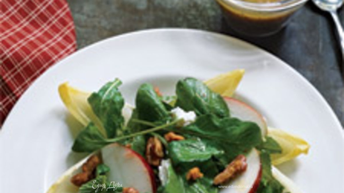 Салат "Красивая кожа" из руколы, эндива и яблока