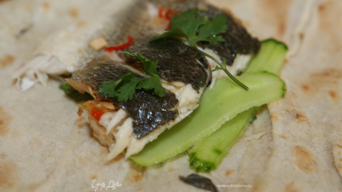 Пряный сибас в лаваше с огурцом и зеленью