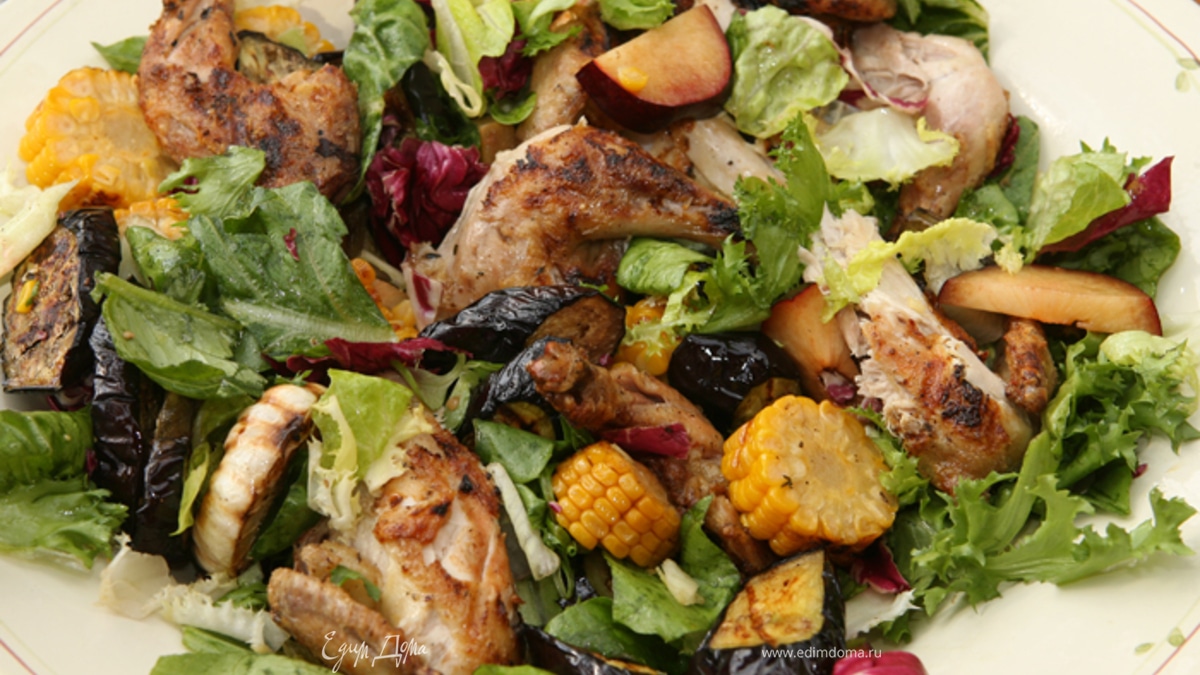 Цыплята на гриле с салатом из кукурузы, слив и баклажанов