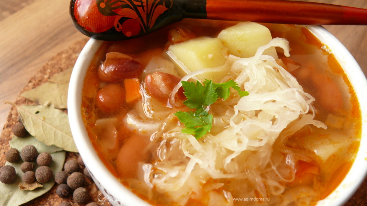 Постные щи из квашеной капусты с фасолью