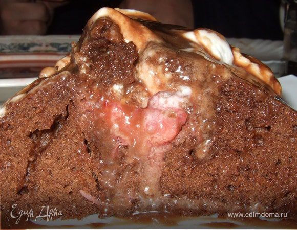 Шоколадный кекс с клубникой и взбитыми сливками