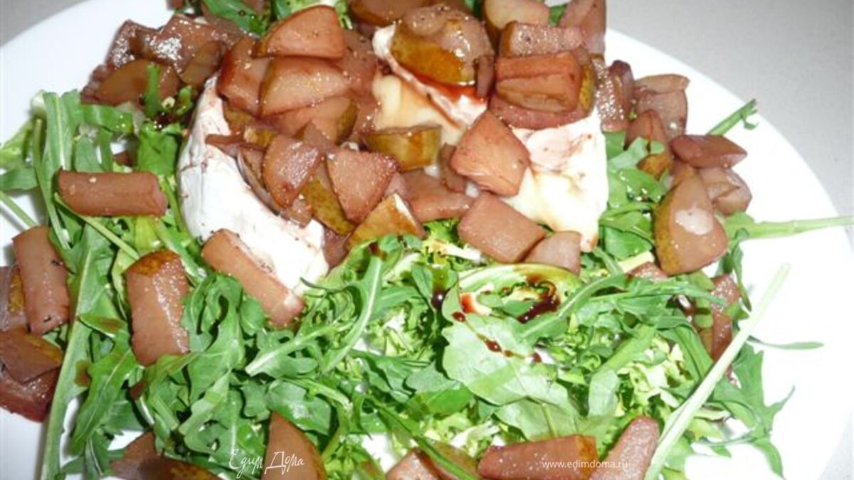 Сыр камамбер с грушами и руколой