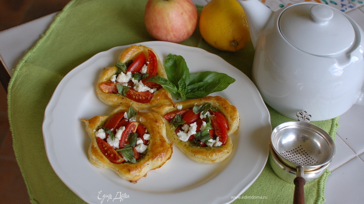 Тарталетки с помидорами и соусом песто