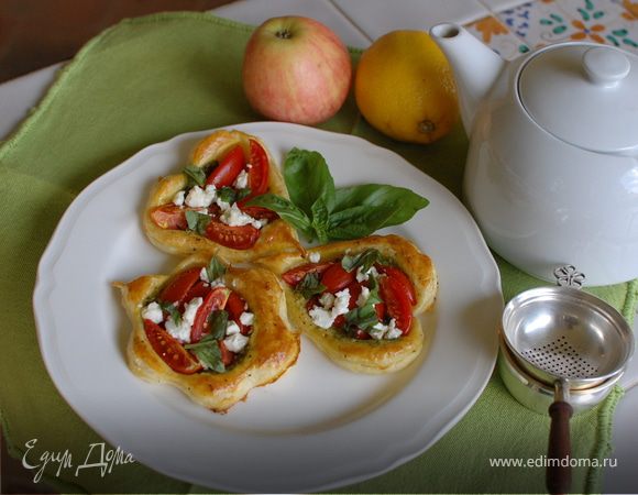 Тарталетки с помидорами и соусом песто Тарталетки с помидорами и соусом песто