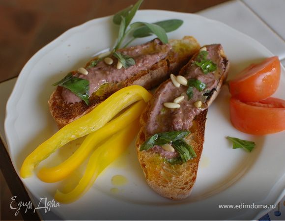 Тосты с фасолевым дипом и соусом песто 