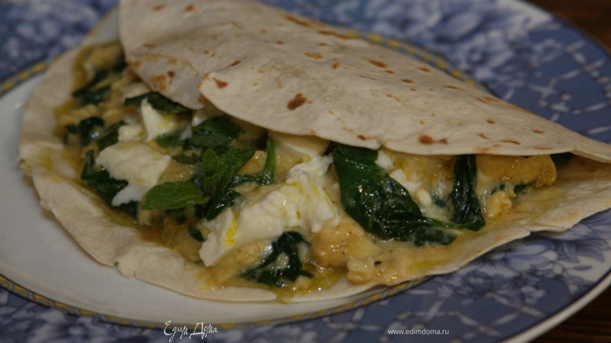 Тортилья с яйцами, шпинатом и моцареллой