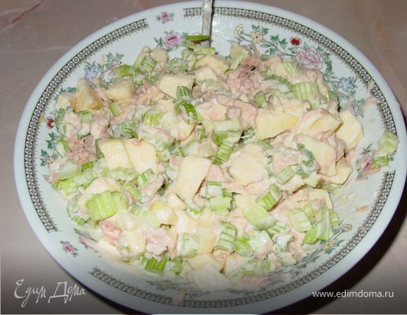 Салат с тунцом.