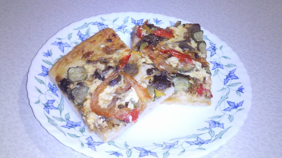 Постная пицца с грибами и помидорами