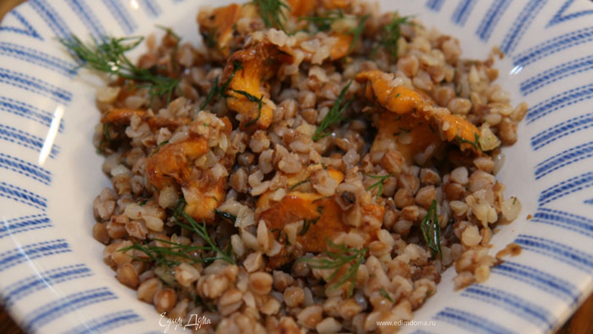 Гречка с грибами, луком и укропом