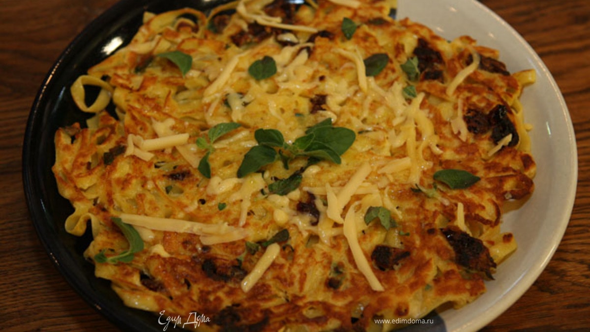 Запеканка из макарон с яйцами, сыром и вялеными помидорами