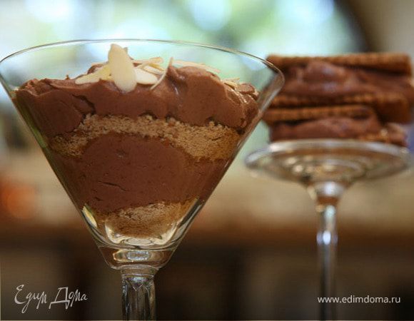 Мусс из маскарпоне с какао, печеньем и миндалем