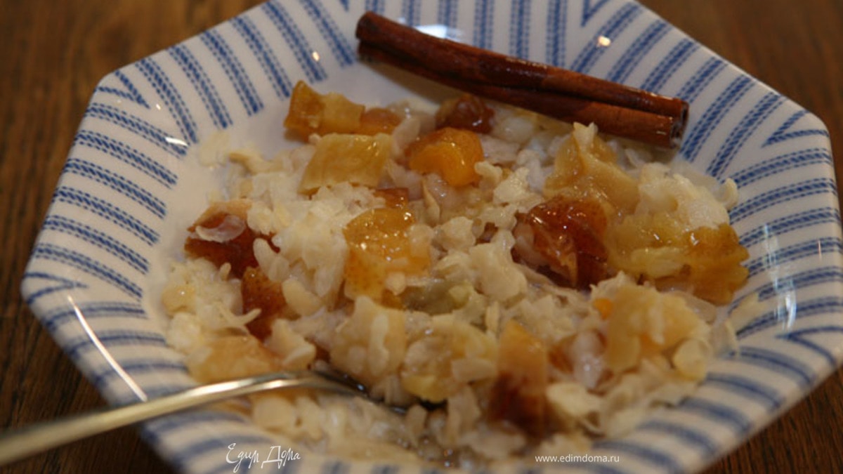 Рисовая каша с корицей, медом и сухофруктами