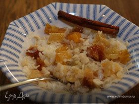 Рисовая каша с корицей, медом и сухофруктами