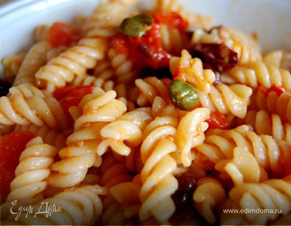 Фузилли с помидорами, оливками и каперсами Фузилли с помидорами, оливками и каперсами