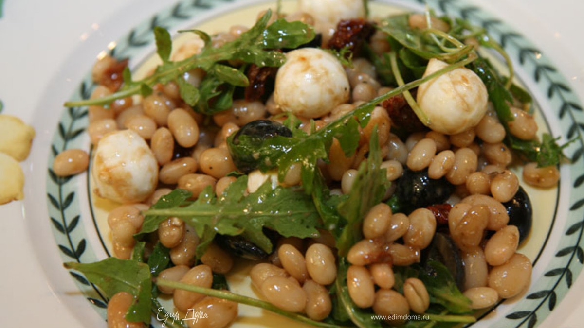 Тосканский салат с белой фасолью, руколой и моцареллой 