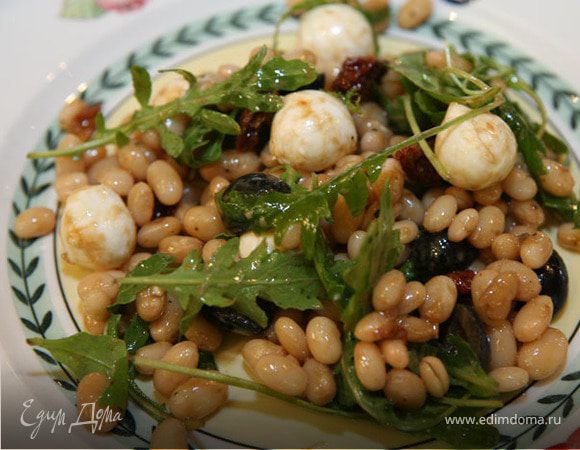 Тосканский салат с белой фасолью, руколой и моцареллой 
