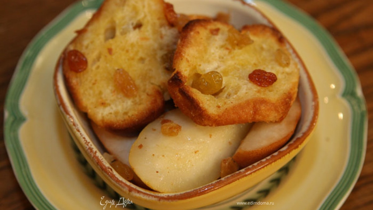 Шарлотка с грушами, изюмом и корицей