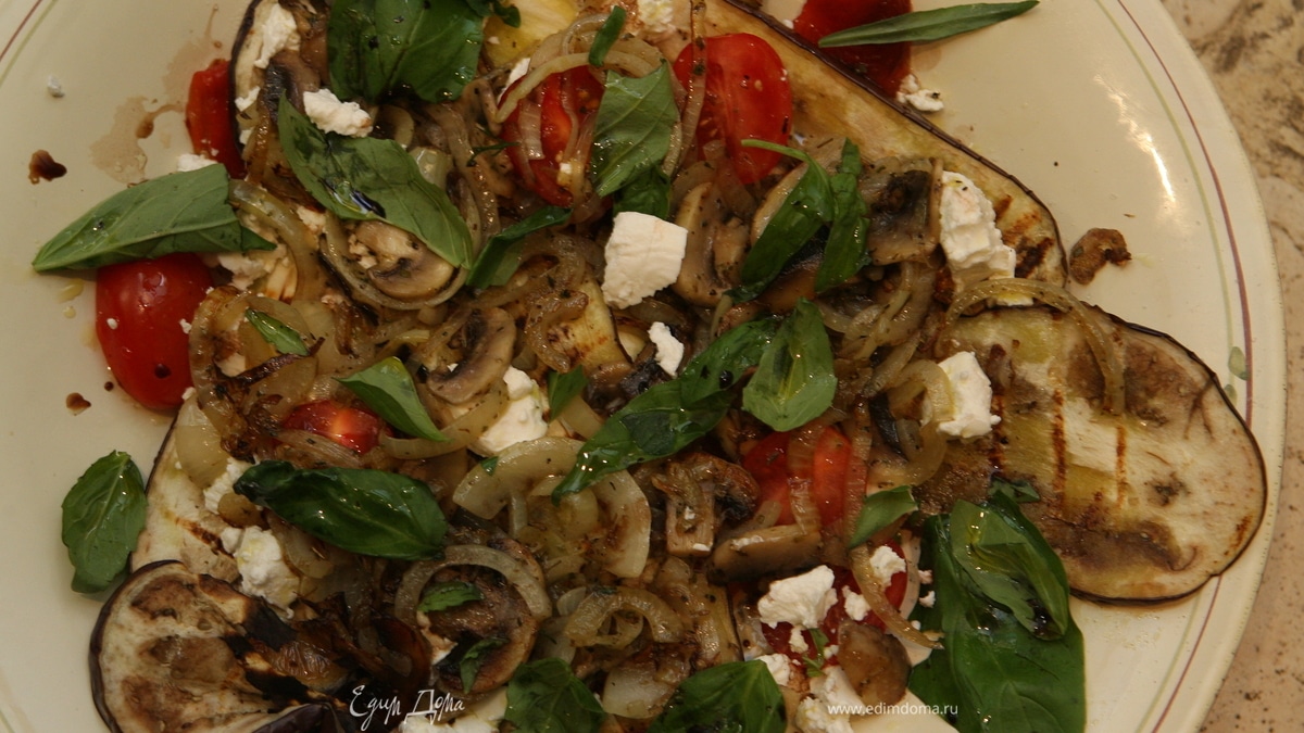 Салат с шампиньонами, козьим сыром и баклажаном
