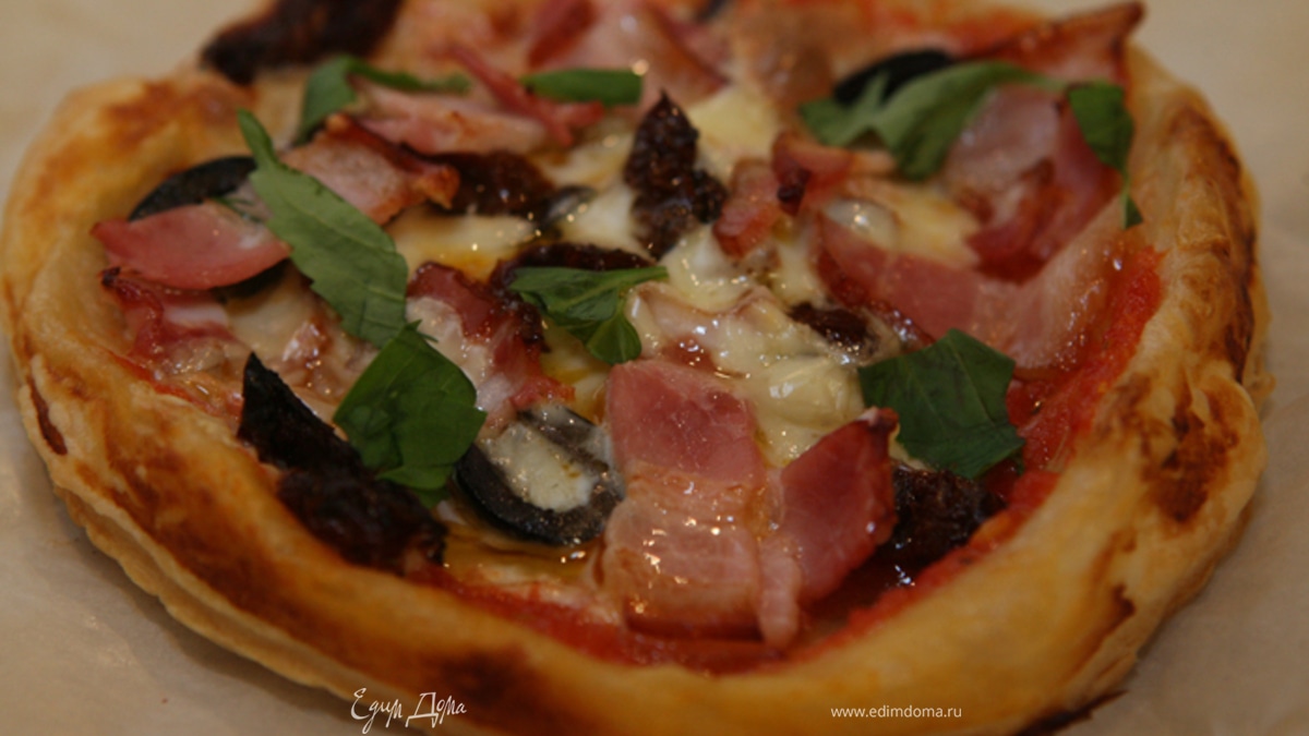 Мини-пиццы с грудинкой, помидорами и оливками