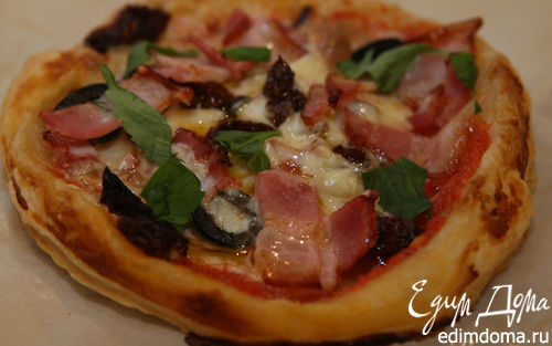 Рецепт Мини-пицца с грудинкой, помидорами и оливками
