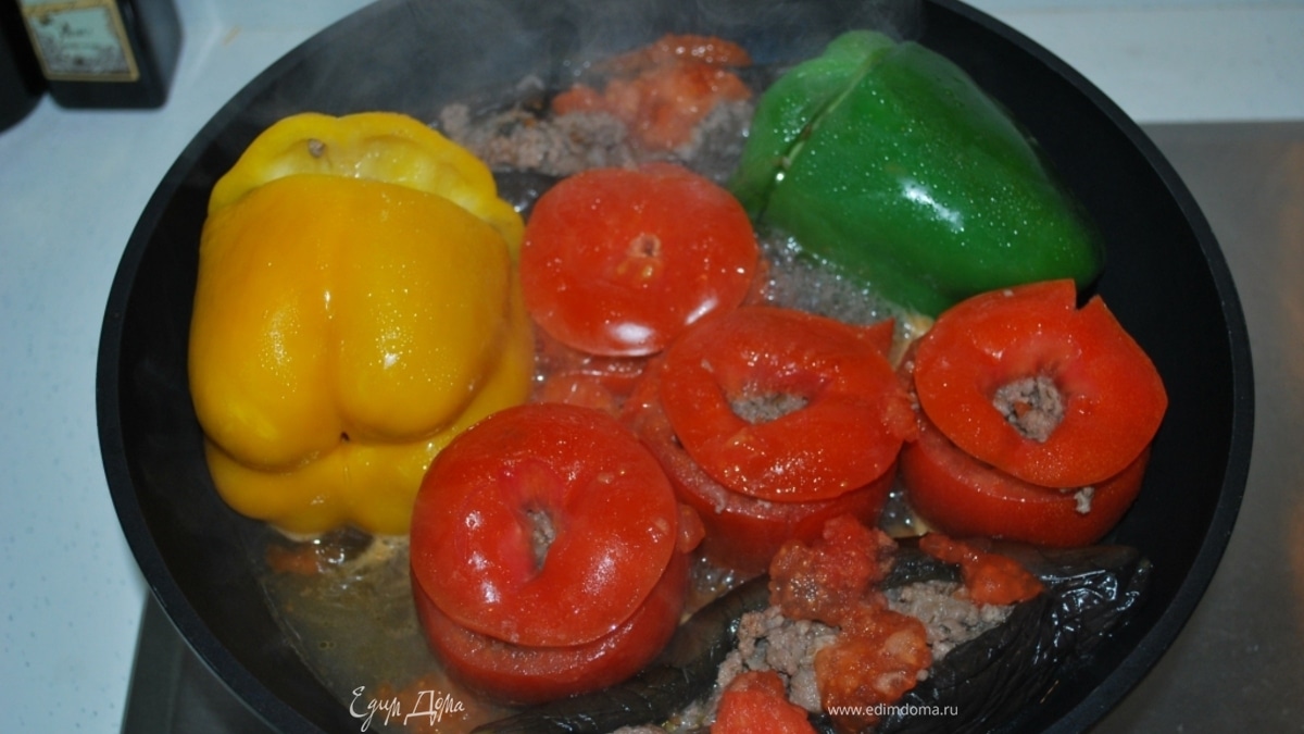 Долма из баклажанов, перцов и помидоров