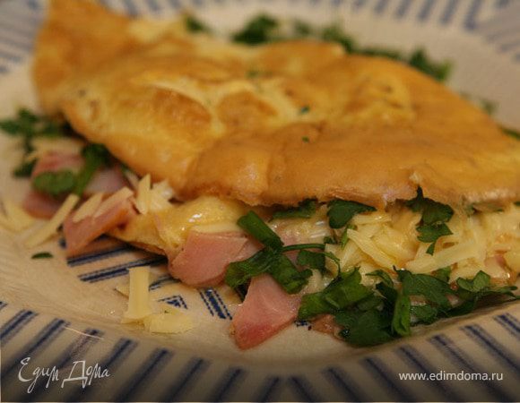 Омлет с копченой ветчиной, сыром и свежей зеленью Омлет с копченой ветчиной, сыром и свежей зеленью