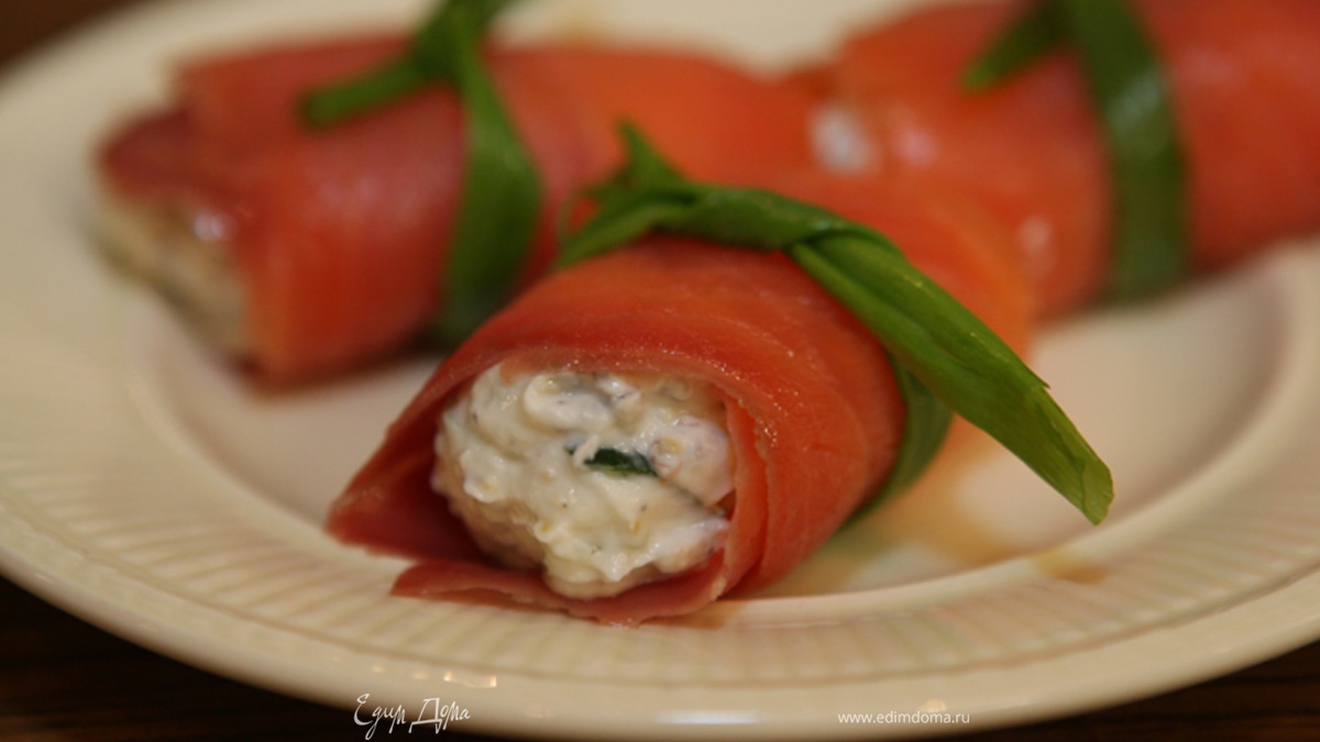 Рулетики из семги с творожно-огуречной начинкой