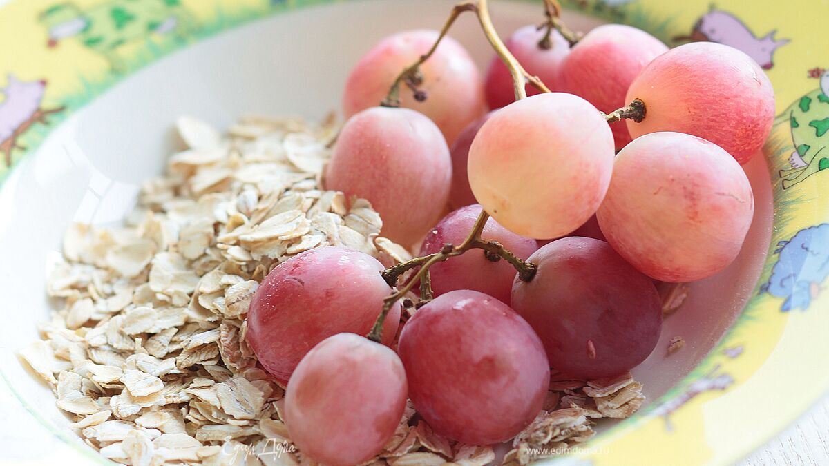 Овсяная каша с виноградом