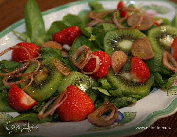 Салат с клубникой, шпинатом и киви и запеченный грейпфрут 
