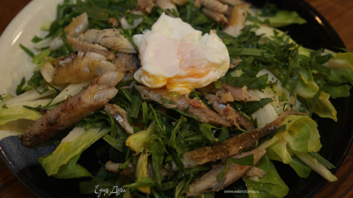 Салат из цикория с копченой рыбой и яйцом
