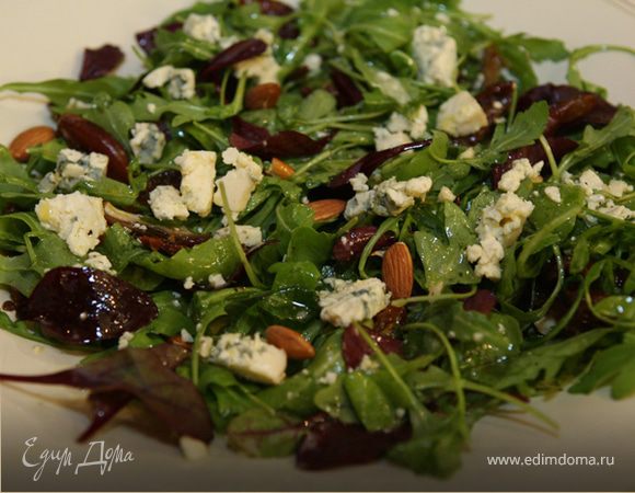 Салат с голубым сыром, финиками и миндалем Салат с голубым сыром, финиками и миндалем