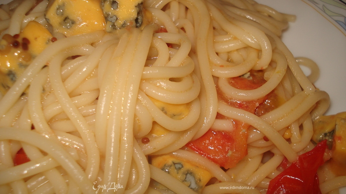 Спагетти с голубым сыром и черри