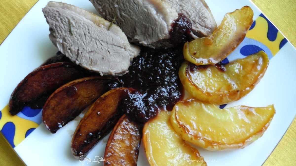 Утка в пиве с розмарином и глазированными яблоками