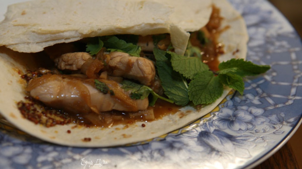 Тортилья с цыпленком, имбирем и чили