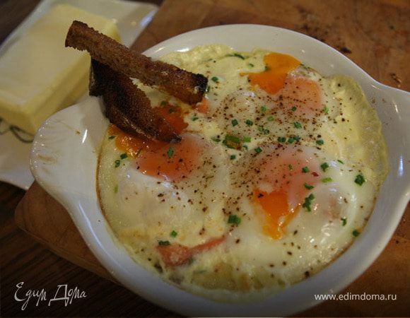 Запеченные яйца с семгой и шнитт-луком