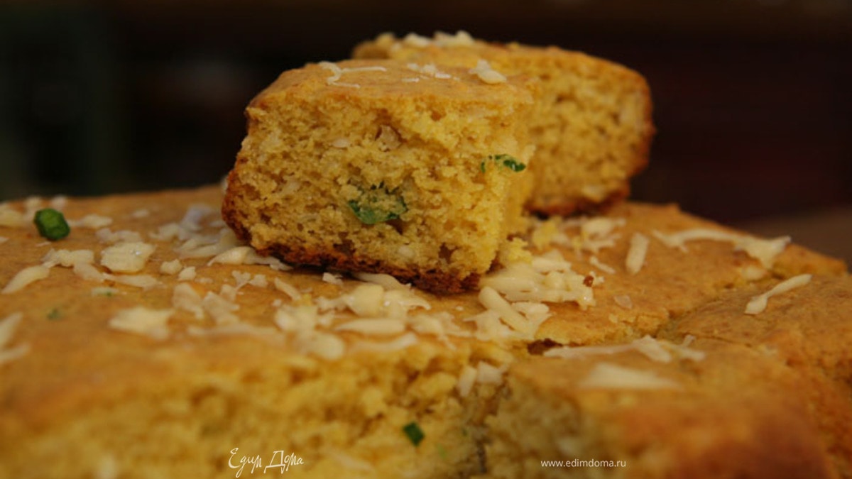 Кукурузный хлеб с сыром и перцем чили