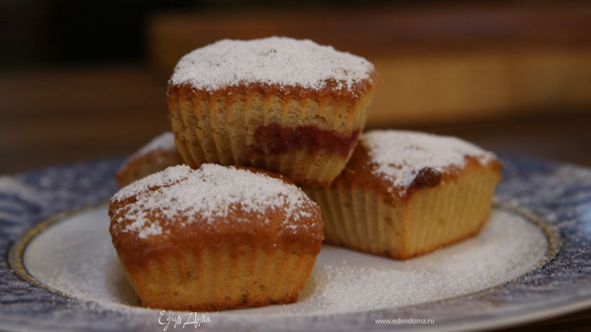 Маффины с хурмой и клубникой