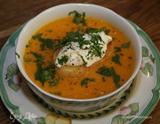 Морковный суп-пюре с гренками и кинзой