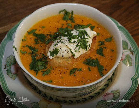 Морковный суп-пюре с гренками и кинзой Морковный суп-пюре с гренками и кинзой