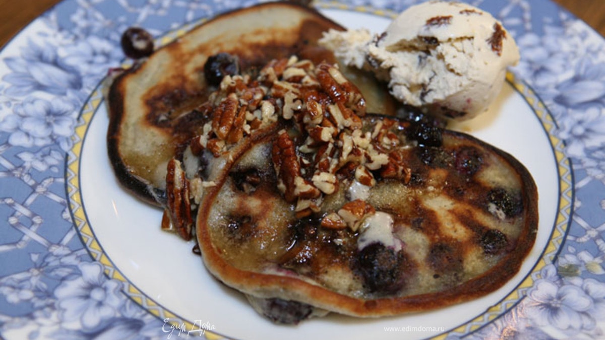 Сметанные оладьи с голубикой и ореховым сиропом