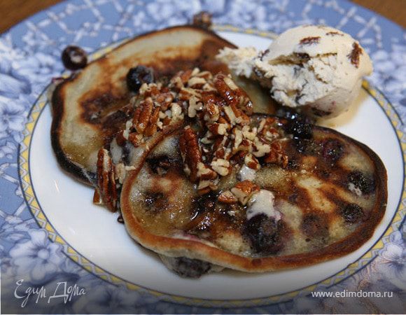 Сметанные оладьи с голубикой и ореховым сиропом 