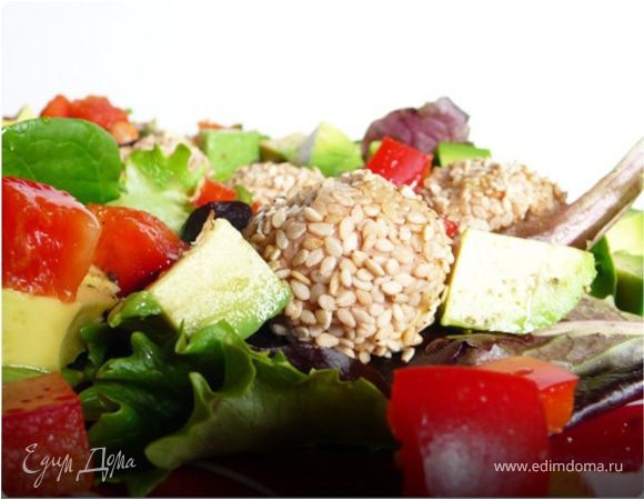 Салат с фрикадельками из тунца в кунжуте