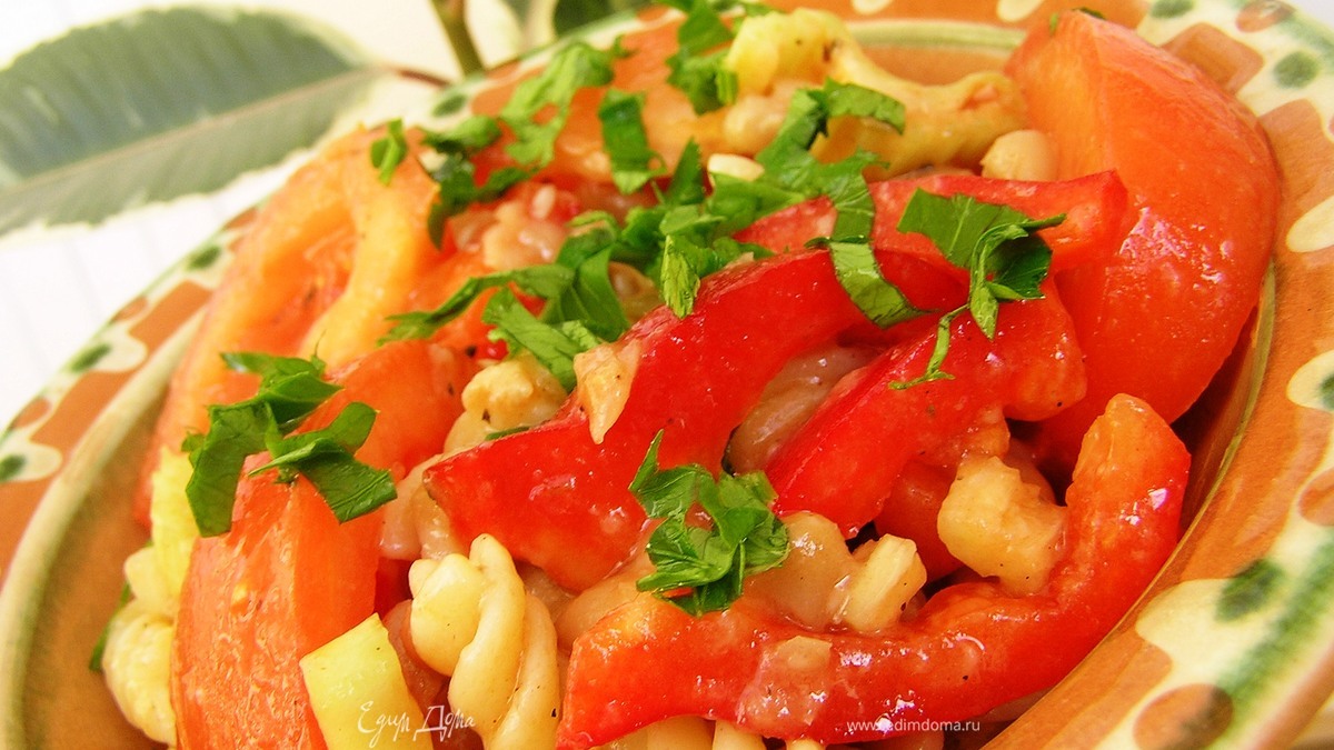 Салат из пасты с фасолью и томатным соусом