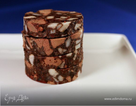 Теплый салат из кровяной колбасы с перепелиными яй