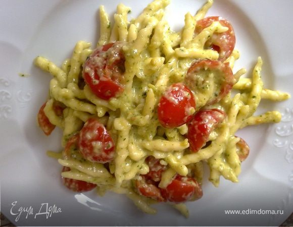 Лигурийская паста с соусом песто и томатами черри