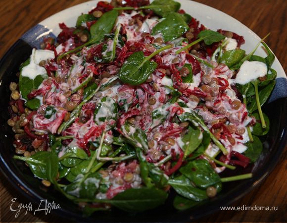 Чечевица со свеклой, шпинатом и йогуртовой заправкой