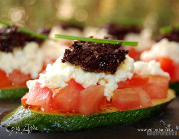 Цукини с помидором, фетой и тапенадом Цукини с помидором, фетой и тапенадом
