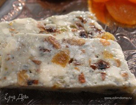 Голубой сыр с сухофруктами