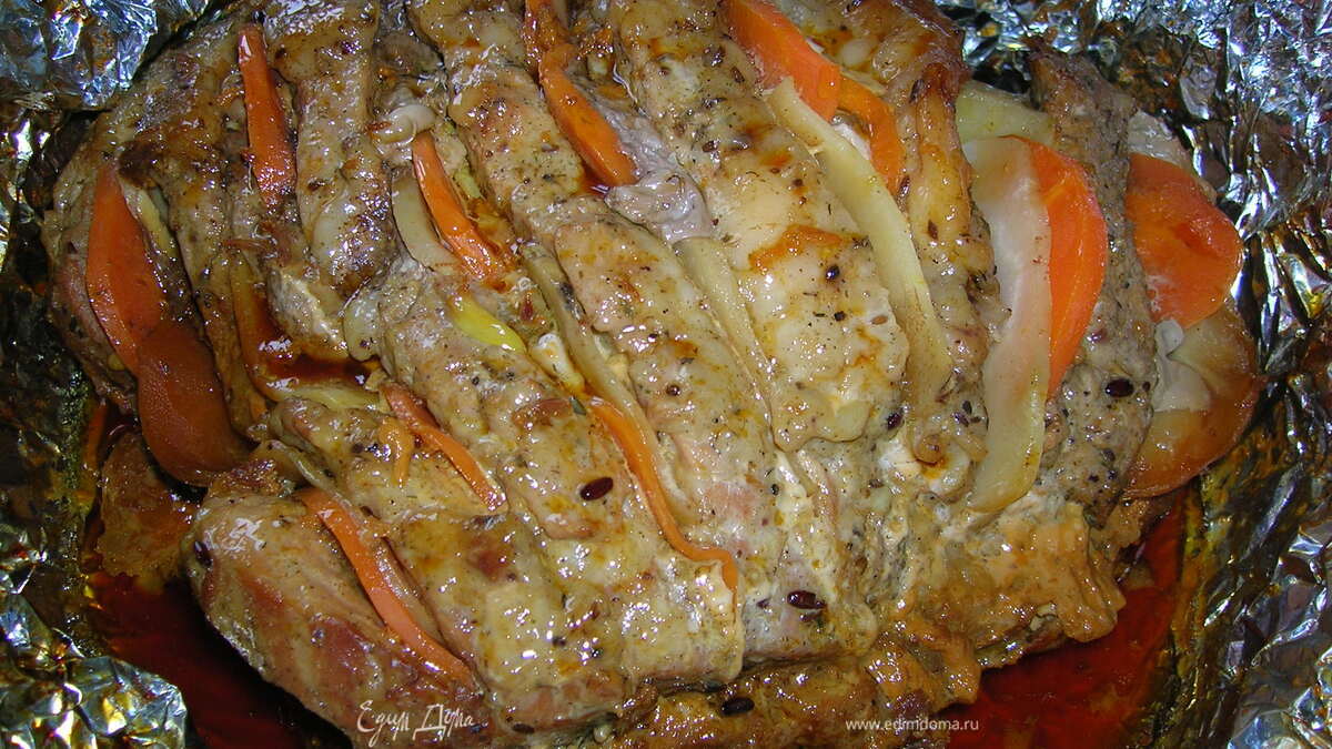 Мясо, запеченное с морковью и пастернаком
